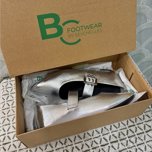 BC FOOTWEAR BY SEYCHELLES SPINNING AROUND SILVER METALLIC FLATS, SZ 7.5 NIB! - Picture 2 of 13